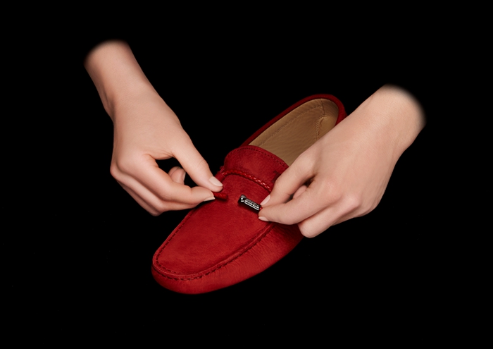 每一双TOD’S豆豆鞋都需要历经超过 100 道工序才能完成，而根据不同的款式，一只单鞋最多就可能要用到 35 块皮革。这些手工处理过程需要制鞋工匠具有高超的技艺。最终成品则象征着“意大利制造”所代表的杰出品质与时尚风格。
