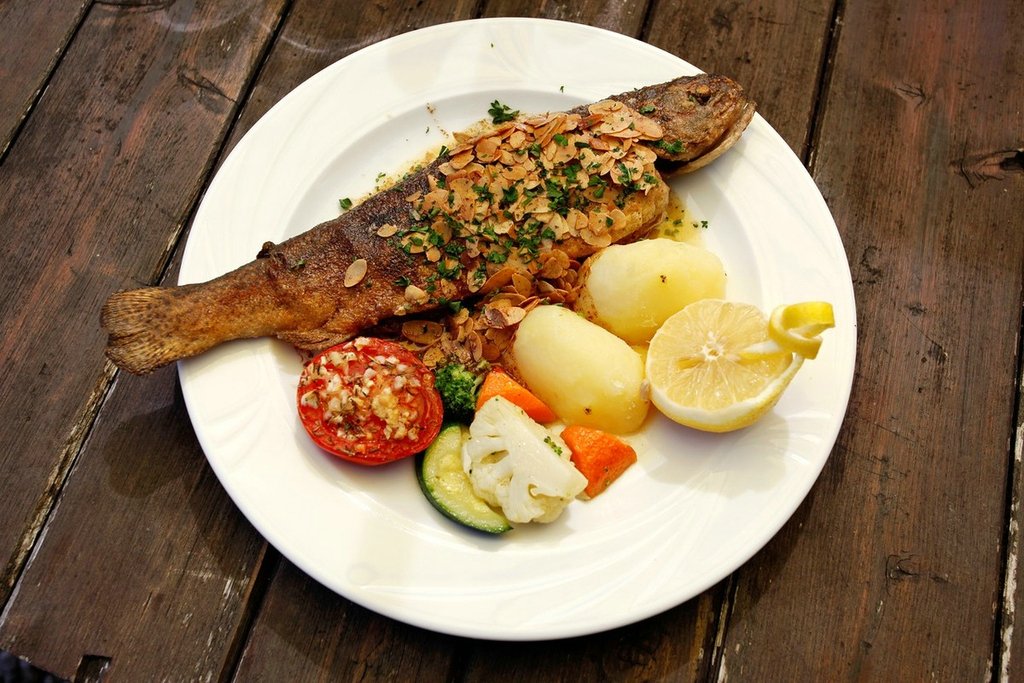 瑞士烤鱼，配以土豆和蔬菜。