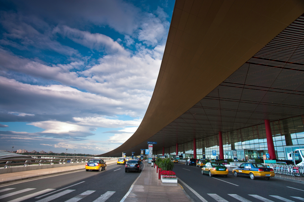 全世界最好的十大机场：北京首都国际机场2011年5月31日，北京首都国际机场T3航站楼。是目前中国最繁忙的民用机场，也是中国国际航空公司的基地机场。2004年，北京首都国际机场取代东京成田国际机场，成为亚洲按飞机起降架次计算的最为繁忙的机场。
