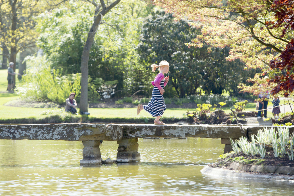 当地时间2014年4月16日，英国克莱芙顿，人们享受美好阳光，绿意盎然的花园。