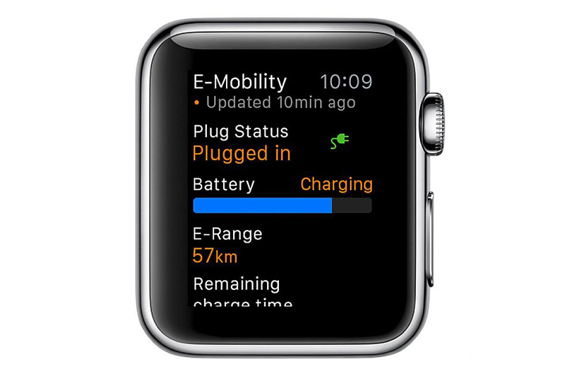 伴随苹果手表上市，日前，BMW和保时捷发布了专为这款表开发的新应用，首先便是BMW的“i Remote”应用，它可以让使用者在“浏览屏幕”上轻松查看i3或i8的当前状态，以及一些精确的信息，比如像电池电量，目前仍可续航里程以及门锁状态等。这款应用还可以提供一些必要提醒，比如当电池完全充满电时，并允许车主对车辆的温控系统进行控制，此外，人们也不用再担心迷失在停车场里，这款应用可以定位车的所在位置，并显示到达车辆的导航路径。以此类推，保时捷的“Car Connect”应用，也是允许车主遥控锁车，并查看车窗、车门以及天窗等是否处于关闭状态，它同样可以显示到车的路线，同时鸣笛并亮起车灯，以便于让车主在为数众多的车辆中找到自己的座驾。混动版本的车主还可以用这款应用启动温控系统，也可以查看车辆的当前状态，比如目前的续航里程以及剩余充电时间等。