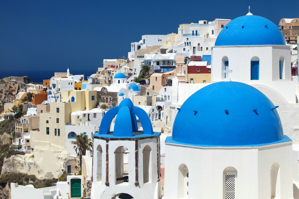 希腊圣托里尼圣托里尼岛（Santorini）是爱琴海最璀璨的一颗明珠，柏拉图笔下的自由之地，这里有世界上最美的日落，最壮阔的海景，这里蓝白相知的色彩天地是艺术家的聚集地，是摄影家的天堂，在这里，你可以作诗人，也可以作画家，彩绘出你心目中圣托里尼最蓝的天空。在圣托里尼，感受到的，就是每个人印象中的爱琴海了：阳光、蓝天、碧海、还有这里特有的白房子。在岛上的几天，是最近最悠闲的几天:骑着驴在港口和村落间游荡、坐船去火山岛闲转、在爱琴海边吃烤肉、在伊亚看号称世界上最美丽的落日。圣托里尼，圣托里尼蓝顶教堂。
