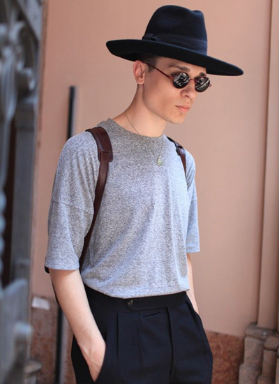 一件简单的灰色T恤，搭配阔腿裤，典型的时尚文艺男青年。