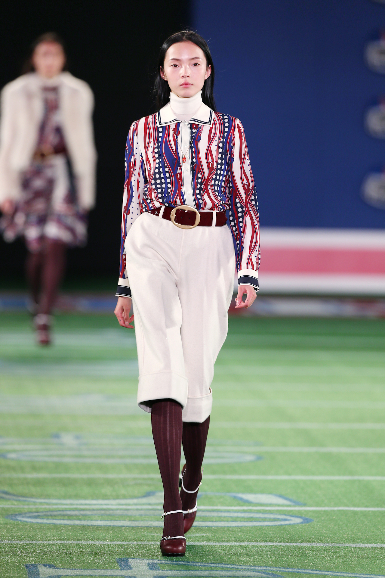 Tommy Hilfiger 2015 秋季系列于2 月在纽约时装周首次亮相，其设计灵感来自美式足球运动，将体育精神、学院风主题图案与Hilfiger经典运动装设计完美融合。此系列彰显了品牌30年来的设计传承，将创立之初的美式经典运动元素与现代运动风格奢华交融。