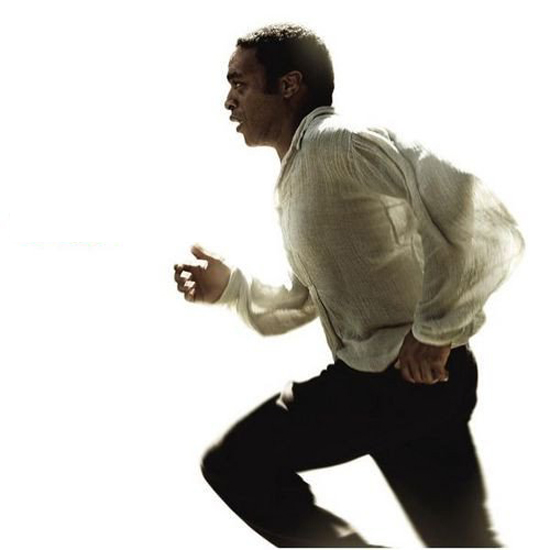 《为奴十二年》中所罗门·诺瑟普穿着当时的亚麻衬衫奔跑的海报充分展现了亚麻面料的透气性，清透的空气感简直就是夏天的福音。