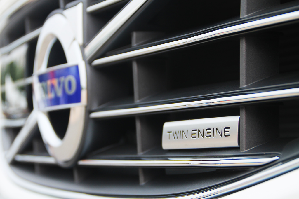 2016款沃尔沃S60L E驱混动 2.0T 智越版 T6：相比于普通版S60L而言，E驱车型在外观方面新增了多处“TWIN ENGINE”车标，代表两套动力总成；左侧翼子板多出的“油箱盖”为插电式充电接口。轮毂采用18英寸多条幅铝合金轮毂，也是主要区别于普通版车型的标志之一。E驱混动版车型的仪表盘的结构布局完全相同，但显示信息有一些区别，除了四种不同风格的主题之外，我们可以在仪表盘上看到当前的模式选择和电力/燃油使用状态。在挡把的前方还多了一组3个功能按键，分别为PURE、HYBRID和POWER，分别为不同模式状况下提供不同的动力输出选择。混动版采用的汽油发动机与T5车型一样，均为Drive-E 2.0T高功率发动机，其拥有235马力的最大功率350牛米的峰值扭矩。除此之外，它在后轴上还配备有一台最大功率为68马力，最大扭矩200牛·米的电动机，与发动机一起共同构成了混动车型的动力总成。2016款沃尔沃S60L T5：新车采用了沃尔沃新研发的Drive-E 2.0T高功率发动机，取代以往的6缸发动机。