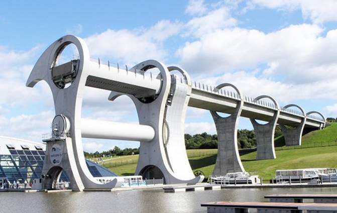 这座旋转轮桥将福斯河(the Forth)、克莱德河(Clyde)和联盟运河(The Union Canals)连接起来。大转轮可以将船抬升79英尺(24米)，这是世界上唯一的旋转升船机。转轮的最大直径为115英尺(35米)。