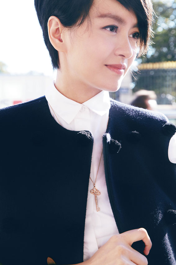 新晋辣妈梁咏琪首次亮相巴黎时装周，简洁的黑白造型释放个性魅力。她自信与淡定的目光聚焦真实的力量，与胸前的Tiffany Keys钥匙吊坠辉映，表达对人生新篇章的坚定与期待。