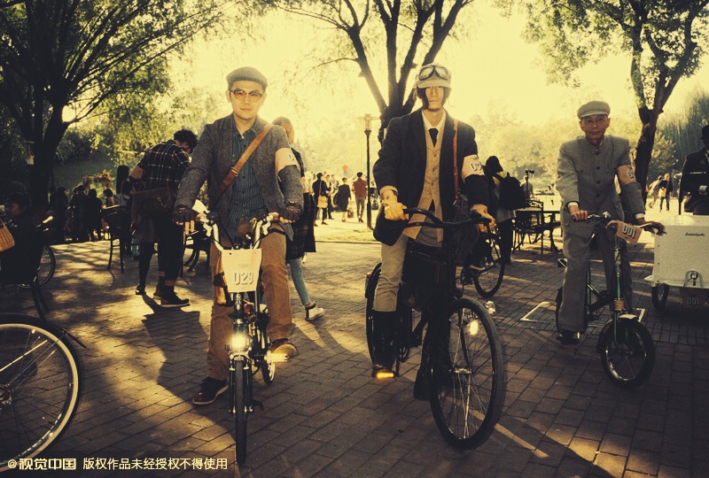 2015年11月16日，第三届复古骑行北京站在马奈草地举办。不知道为什么，看到这些复古骑行的照片就想到了《甲方乙方》中的好梦一日游，这粗花呢与领结蝴蝶巾，一起帮助那些当代的张爱玲萧红们一起，回到了黄金年代。