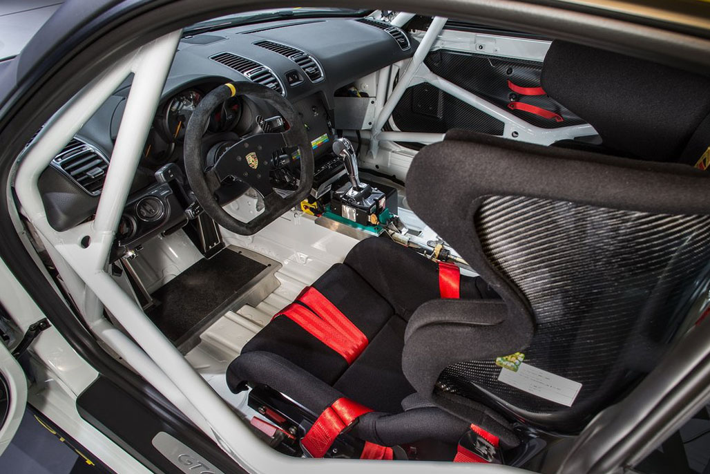 保时捷赛车运动部门近日开发了一款接近量产的赛道版本Cayman GT4轻量化跑车。和普通量产版本不同，这款Cayman GT4经过了一系列针对赛道进行的强化与改装。采用3.8L水平对置自然吸气引擎、保时捷PDK双离合变速器和后桥机械差速器，Cayman GT4 还采用了源自征战全球20场保时捷杯比赛的911 GT3 Cup的前桥悬挂。加装了车内防滚架、桶式赛车座椅和六点式安全带，Cyaman GT4 Clubsport却仅重1300kg，这得益于近乎疯狂的拆车减重行动。中控台仅保留了空调和仪表台，那些令你喜爱的保时捷内饰全部被移走，真皮门板被碳纤维材料替代，就连车门把手也变成了红色尼龙带，这一切的目的都是为了让这款车变得更快。

