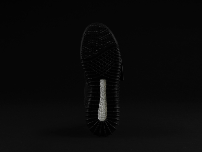 YEEZY BOOST 750 全黑配色设计将于 2015 年 12 月 19 日登陆 adidas.com 以及全球指定零售商，售价 €350/$350。