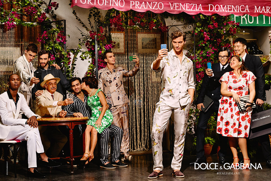 Dolce & Gabbana揭开了2016春夏大片的面纱，这一系列广告大片的主题为“Italia is love”，尽显意大利式的时尚。本季男装延续了Dolce & Gabbana一贯喜爱的精致印花，每幅画片都像众人的狂欢，而每件服装却都独具特色，谁也不会抢了谁的风头。