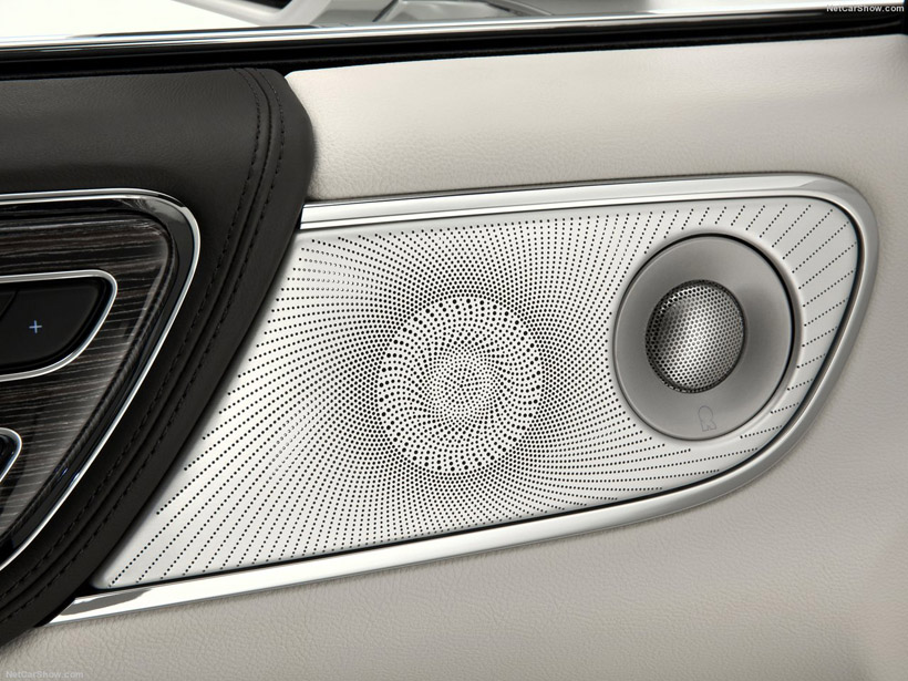 虽然顶着“Continental”之名，但这款车的所有设计都是完全现代化的，没有一丁点消费经典遗产的嫌疑。车门把手是全车的点睛之笔，优雅地集成在了贯穿腰线的镀铬车身装饰线上，留下了两对简洁无比的车门。采用“E－latch”技术，只需要轻触门把手的按钮，车门就会打开，再配合电吸设计，根本无需大力开关门。