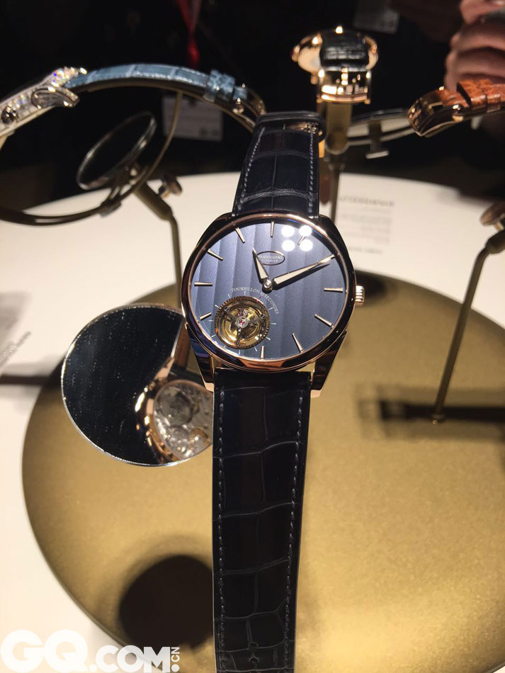2016SIHH日内瓦表展上,“银河”特别款腕表

帕玛强尼为其Tonda 1950系列 — 具体而言是超薄飞行陀飞轮系列 — 再添独特新表款：这就是采用砂金石表盘的Tonda 1950 Tourbillon Galaxy腕表。这种石料的天然属性赋予了腕表一个与宇宙相关的美丽名字“Galaxy”，意即“银河”。砂金石含有细小的金属杂质，因此结构不规则，呈现独具特色的纹理外观。该腕表采用的是午夜蓝色砂金石表盘，点缀细小的白色碎片，仿佛点点星光闪耀夜空。因此，取名“银河”再贴切不过了。

玫瑰金表壳的表圈上镶满钻石，使得各个表面上的微光愈加绵延幽长，腕表也因此更显贵重。Tonda 1950 Tourbillon Galaxy是仅限量5枚的特别款腕表，每一枚都带有独立编号，镌刻于表壳的背面。
Tonda 1950 Tourbillon超薄飞行陀飞轮腕表系列的美学特点

Tonda 1950 Tourbillon具有简洁的主体和清晰的线条，是该系列追求简约与优雅并存的完美成果。它以帕玛强尼基本的美学“密码”为基础，以时代精神全新演绎。

Tonda 1950 Tourbillon的整体美学理念源自“7点08分”这一主题。这是对品牌创始人的献礼 — 帕玛强尼本人正是在这一时刻出生于瑞士的塔威山谷 (Val-de-Travers)。陀飞轮装置位于中央偏左的位置，即刚好越过 7 点钟时标，同时陀飞轮垂直于7点08分位置上的一枚角状标记，该标记位于秒钟刻度外边缘，以红色镶饰突出显示。

机芯板桥上的装饰同样采用由一系列日内瓦波纹所组成的弧度纹样。圆弧状的造型进一步加大了制作难度。其外形类似于波浪，象征着陀飞轮振荡的律动之美延展至整个机芯。这种圆弧装饰要求对日内瓦波纹的每一个新切面进行重新校准，哪怕最微小的误差也不允许出现。
