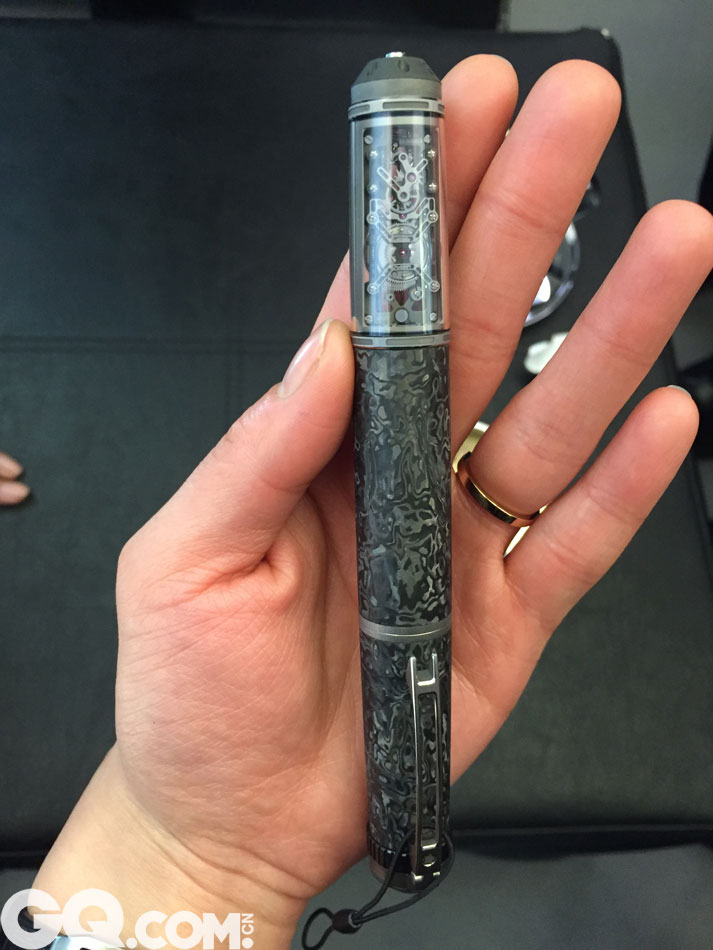 2016日内瓦表展（2016SIHH）上：Richard Mille打造的机械钢笔，全部由机械操作将钢笔笔尖转出来，售价70万，你是否会考虑用它签个名字？。