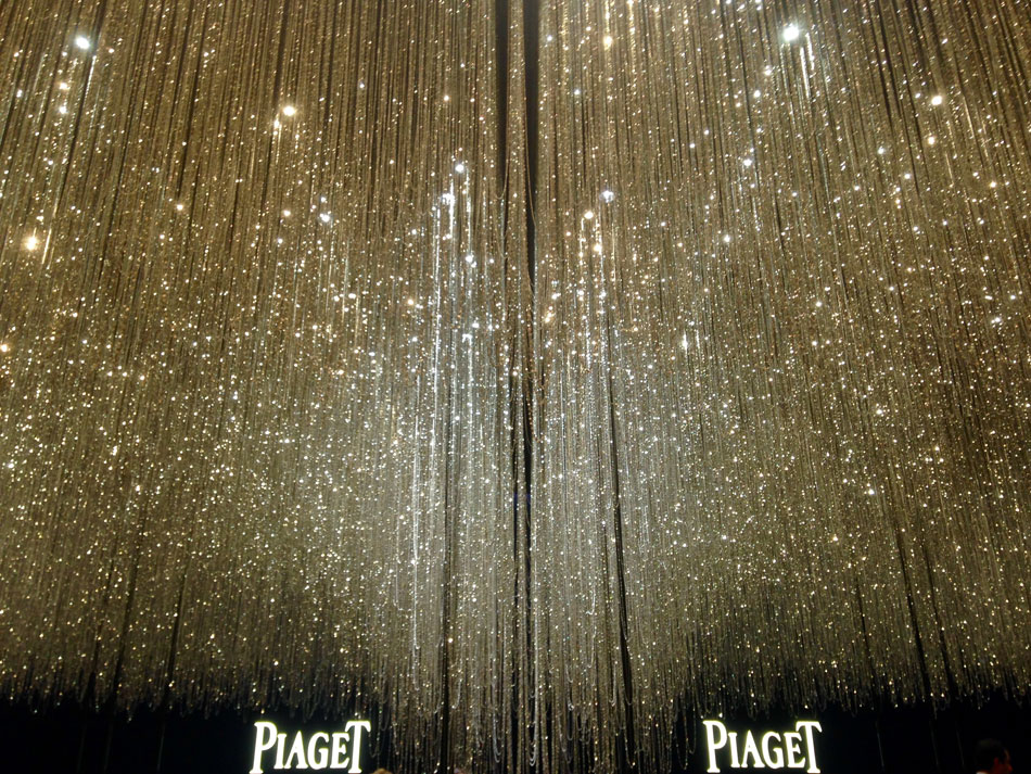 2016日内瓦表展（2016SIHH）上，伯爵展馆里的千万条金银链条在灯光的照耀下闪闪发光，对，珠宝名家就是这般华丽.
