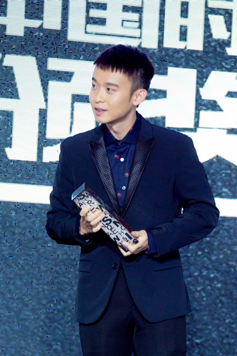 董子健身着blackbarrett 2016春夏系列出席中国时尚权利榜颁奖盛典