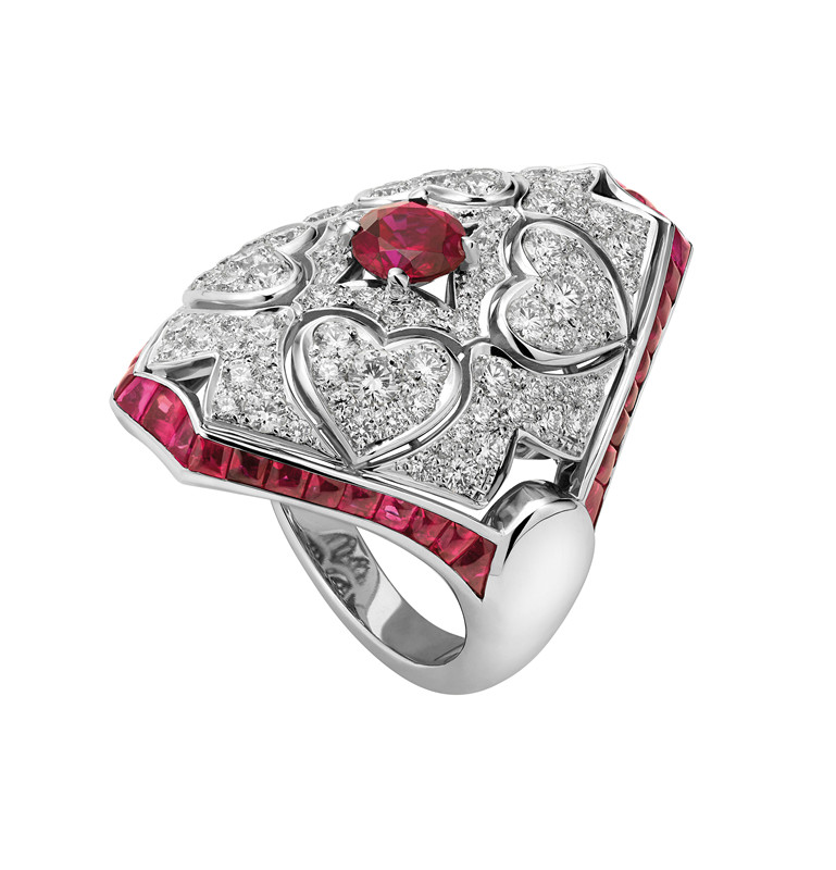 宝格丽高级珠宝系列白金钻石戒指
镶嵌1颗圆型切割红宝石，花式切割红宝石和密镶钻石（SAP Code: 261339）
