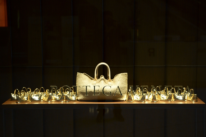 Bottega Veneta推出《编织的艺术》全球巡回装置展(Behind the Intrecciato)，以品牌最具代表性的三款经典手袋作品——Veneta、Cabat和 Knot为装置主体，邀请观众走进“手袋”内部，深入探索编织艺术之奥义，身临其境般感受品牌的悠久传统、精湛工艺和无穷创造力。