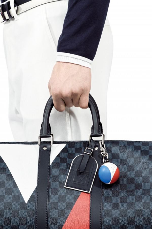 Louis Vuitton作为第35届美洲杯的官方冠名合作伙伴，将法国时尚带入运动赛事。奢华的时尚加入运动的元素，除了服装，更有很多独具特色的配饰。经典的红白蓝运动三色的组合，让人提前感受到了运动的热情。