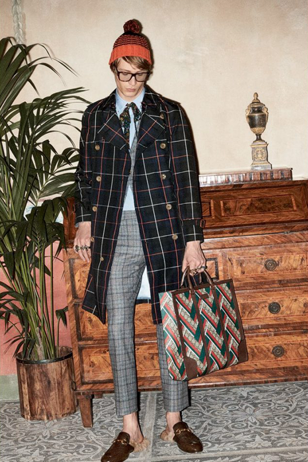 Gucci推出了2016早秋男装型录，浓郁的复古风格充满了画面。从家具到服装上的印花，利用复古的元素融合现代的时尚。喇叭裤、大胆的印花，打造一副“花花公子”的形象。