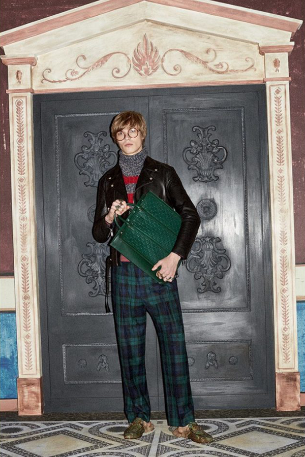 Gucci推出了2016早秋男装型录，浓郁的复古风格充满了画面。从家具到服装上的印花，利用复古的元素融合现代的时尚。喇叭裤、大胆的印花，打造一副“花花公子”的形象。