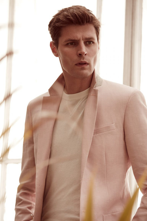 Reiss推出了2016夏季男装型录，适合夏季的亚麻与纯棉时尚无例外地成为本季主打。在休闲与正式间的过渡，玫瑰红、白色与灰色的主色调，柔和而温暖，具有美学效果。