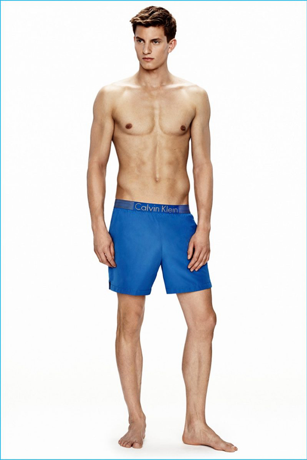 Calvin Klein在盛夏即将来临之际，推出了2016新款男士泳装系列。无论在泳池还是沙滩，都是夺人眼球的时尚型男。除了基础款的灰白黑色，也有明亮活力的黄色、蓝色与印花短裤，带来一个多彩的夏日。