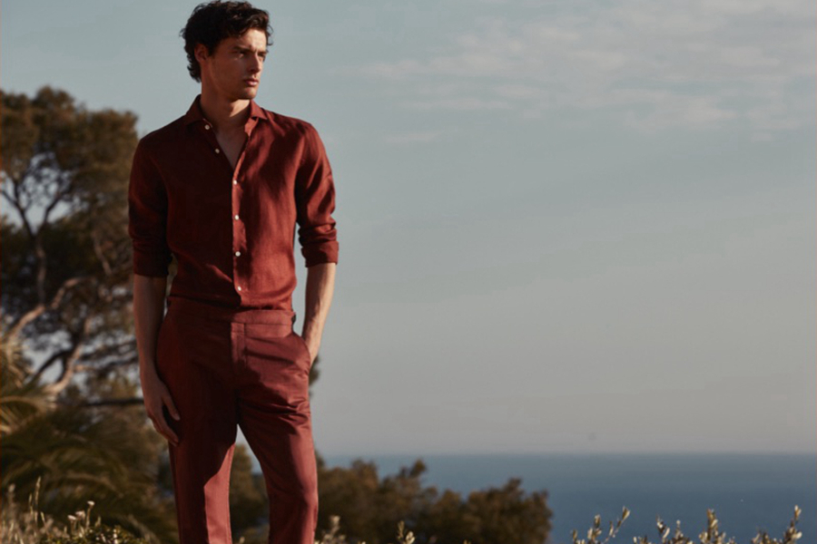 Reiss本季推出了最新男装型录，悬崖与海浪，构成一派度假的氛围。棕榈树印花衬衫是最符合夏日的元素。不管是简约的白色T恤，还是枣红色衬衣，既休闲，又体现着男士的沉稳低调。
