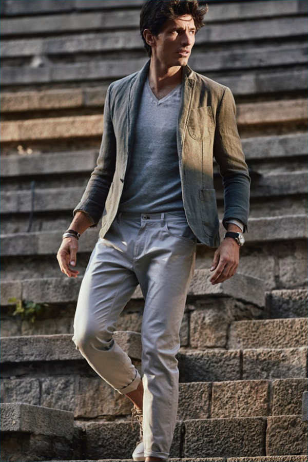 Massimo Dutti 本季携手顶级男模Andres Velencoso Segura推出最新男装型录。成熟男士的风尚，通过皮衣、夹克衫、西装展露无遗。而一半西装一半运动装的混搭，让夏日多一些灵感的释放，带来不一样的时尚感觉。