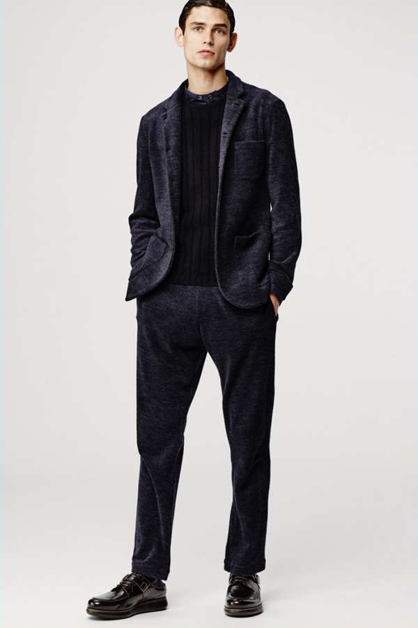 Giorgio Armani推出了2016秋冬男装型录，黑白的配色，呈现出经典的设计，象征着永恒的时尚理念。阔腿裤的设计，慵懒而复古，西装夹克选择了天鹅绒等更柔软的面料，突显出雍容亦慵懒的姿态。