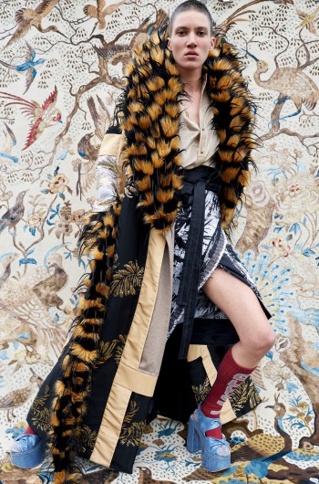 Vivienne Westwood的英国设计师的丈夫——Andreas Kronthaler在本季设计中起到了重要作用，因此，以他的名字联合命名了2016秋冬广告大片。本季大片可谓风格鲜明，各种拥有神秘美丽图纹的中东风格的地毯成为亮丽的背景，这种色彩与主题的结合，突出了多文化融合的奢华时尚。