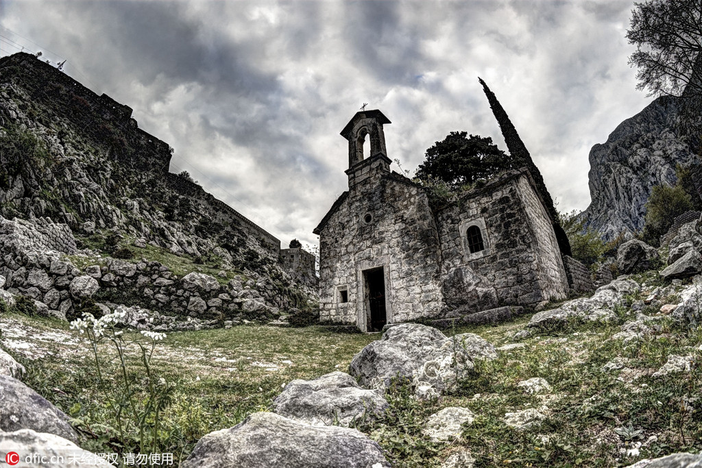 图为黑山科托尔附近的一个小教堂。克罗地亚摄影师Oleg Mastruko走访了包括科索沃、马来西亚、阿塞拜疆等全球各地的废弃寺院，将这些曾经用于供奉神明的精美宗教建筑重新展现在世人眼前。   
