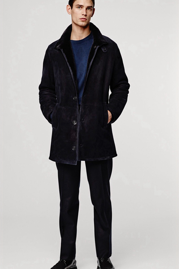 Giorgio Armani推出的2016秋冬男装型录，让人完全沉浸在意大利最新时尚中。以纯熟丰富的经验，使用多种多样的纹理材质，轻松灵巧的剪裁，变化出多种多样的、风格各异的设计。本季大多数打造一种懒散的花花公子形象，宽大的针织衫与夹克，搭配阔腿裤，各种色彩搭配谱出秋天的韵味。