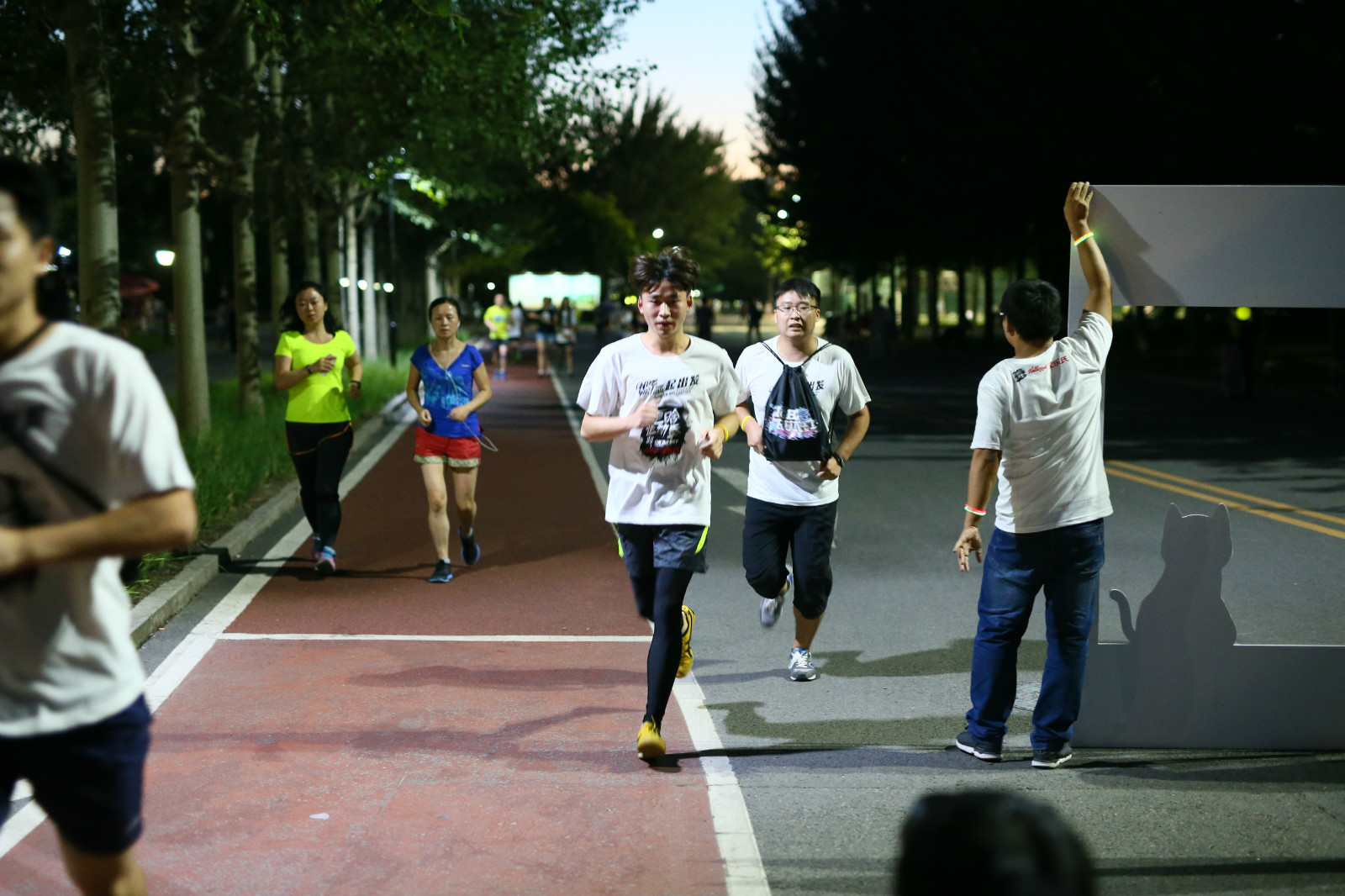 而鹿晗运动季的玩法并不止于社交网站的在线互动，它带来的运动热潮更是燃到了生活中。8月27日“鹿晗运动季”之“Light Run+1”荧光跑活动在北京朝阳公园举办，线上征集的跑者齐聚现场，每人免费获得荧光跑装备，在有趣的氛围中享受了五公里的运动。