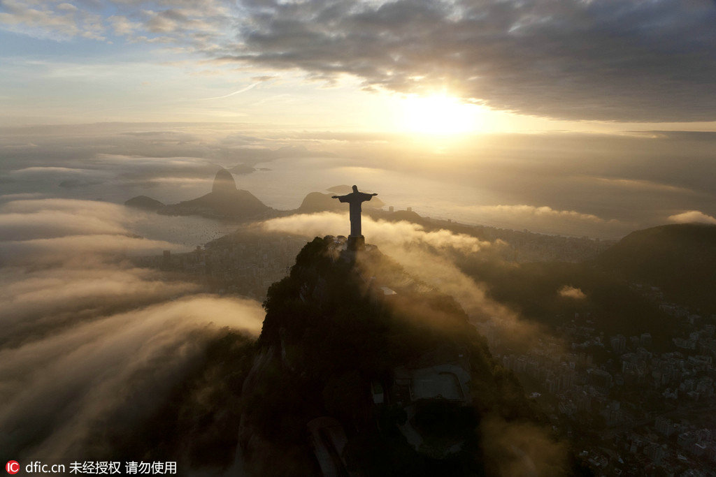 因山上矗立着一座巨型的耶稣像,基督山成为了里约热内卢和巴西的象征.
