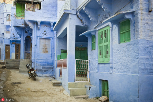 焦特布尔是印度的蓝色之城，这里的房子不论大小、贫富，一律粉刷成蓝色。它有一种咒语般的迷惑力。