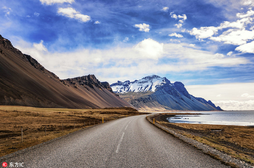 冰岛的一号公路（Highway 1）是冰岛地标性建筑之一，联通各个居民区。一路上，壮阔的冰川、冰山、黑沙滩、温泉以及海鹦和鲸鱼等野生动物让人应接不暇。
