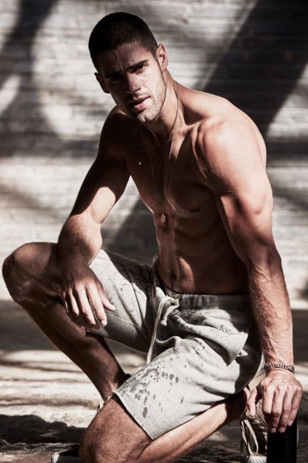 Todd Snyder与Champion联合推出了2016年秋季男装广告大片，邀请到美国男模Chad White完美地展现了洒脱的运动精神。完美的肌肉线条，穿着学院派的夹克衫与舒适的卫衣，充满着男子气概。