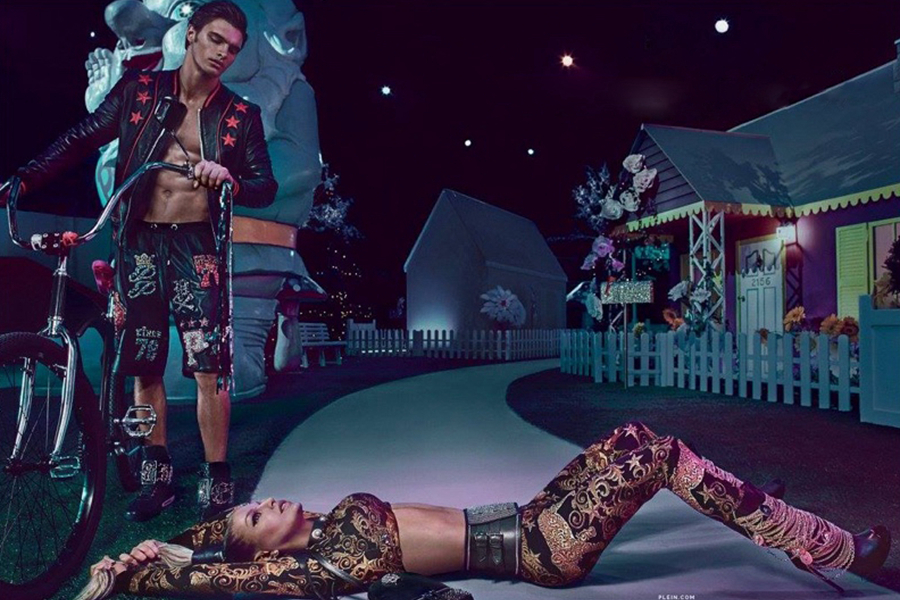 Philipp Plein邀请歌手Fergie与男模Matthew Terry合作推出2017春夏广告大片。在夜晚的游乐场，紫色的氤氲灯光与黑色的夜幕交相辉映，迷离梦幻，男女主角身着古怪的服装徘徊，一派异世界的场景。