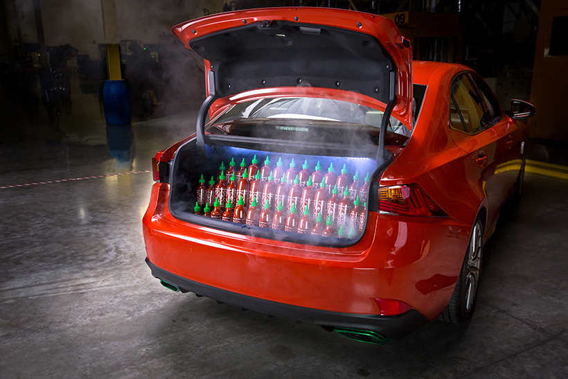 雷克萨斯委托某定制改装车厂将Sriracha辣椒酱注入到IS的树脂方向盘之中，让原本性能不凡的IS在视觉上更具火辣气息。
