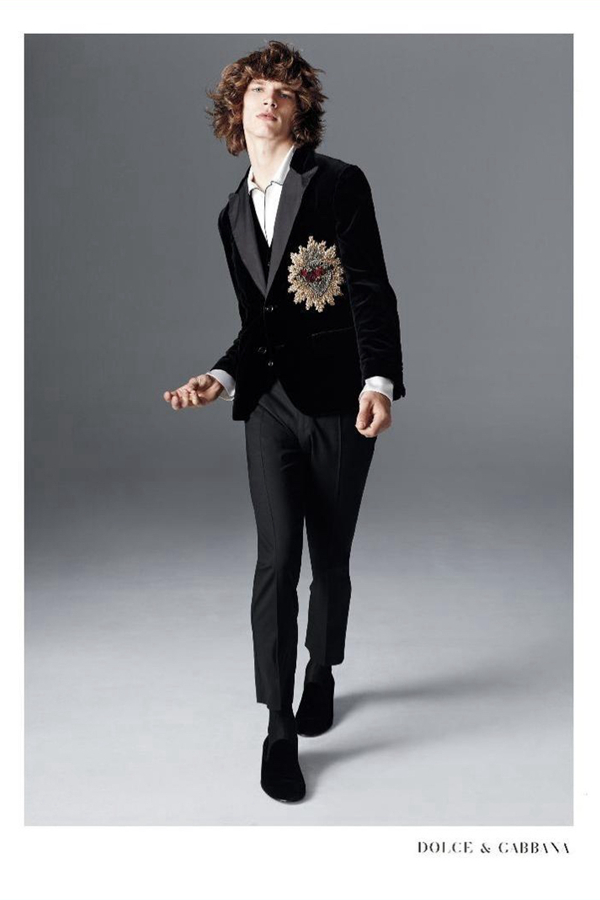 萨克斯第五大道精品百货店推出了2016秋冬广告大片。军装风格的Balmain，奢华的Saint Laurent，学院风的Dolce & Gabbana，复古经典的Paul Smith，休闲户外风的Dior Homme，不同的五种风格展示着不同的时尚。