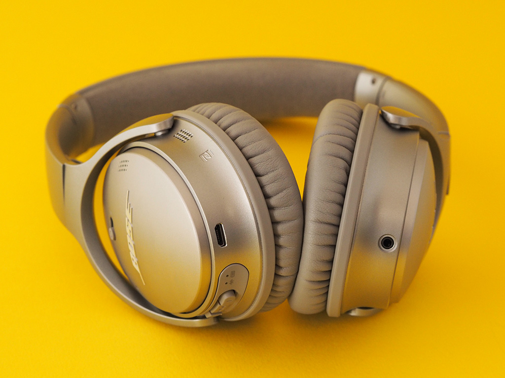 NO.10 Bose QuietComfort 35
作为一款头戴式耳机，Bose QuietComfort 35具有很不错的消音功能，而且耳罩内还有麦克风，可以感知周围环境中的声音，是一款很好的降低噪音的蓝牙耳机。
