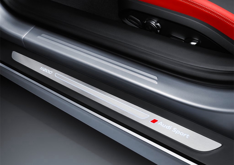 内饰方面，该车在仪表盘周围使用碳纤维材料进行装饰，在座椅以及门板均采用了黑色和红色组合的Nappa真皮材质。同时，该车在迎宾踏板处标示“1/200”字样和“Audi Sport”的品牌LOGO，彰显了其特殊的身份。