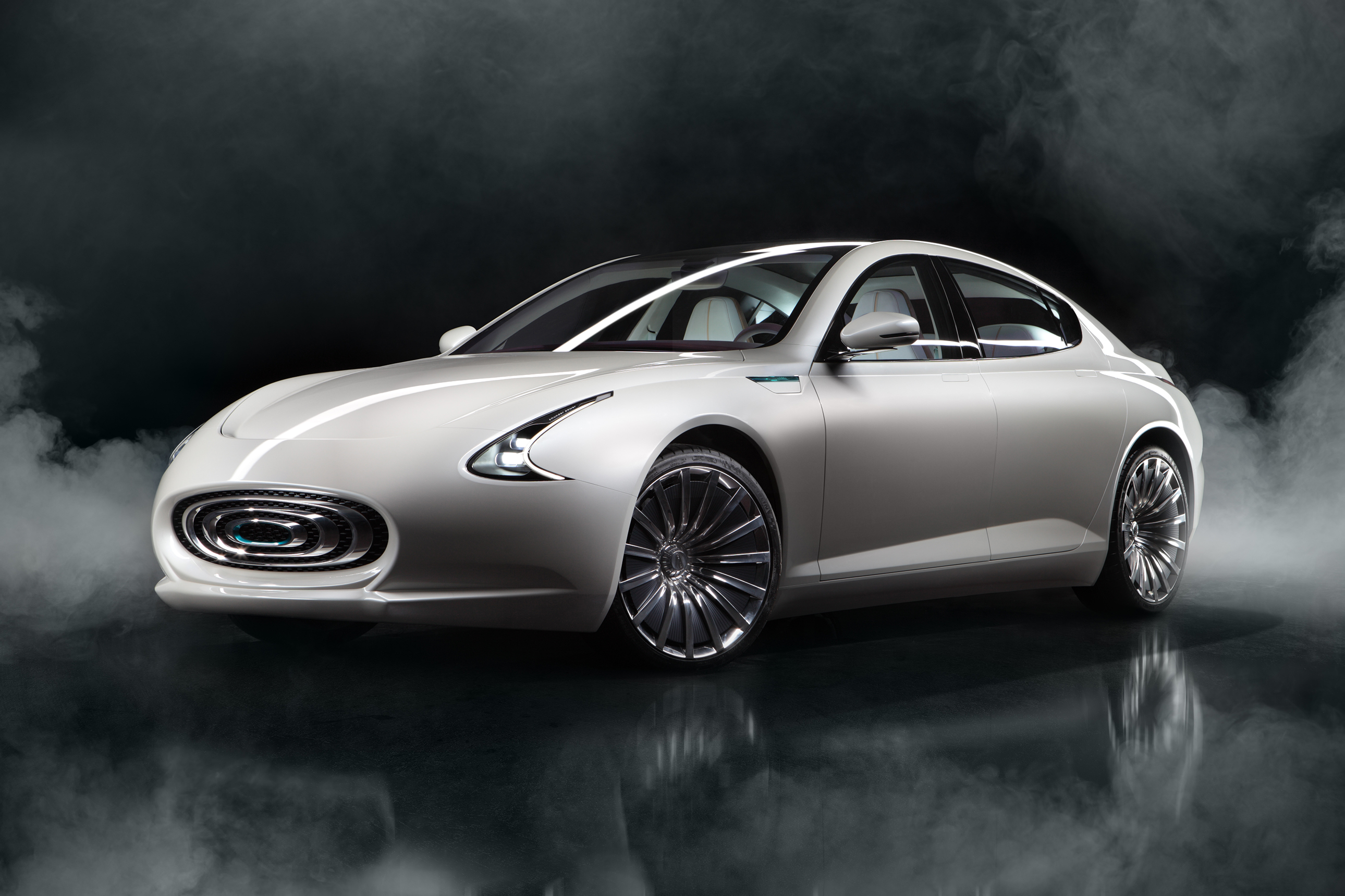 与笨重的特斯拉不同的是,这辆有着650公里续航能力的thunder power仅