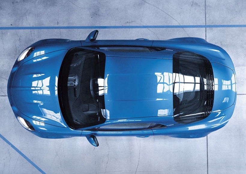该车采用了目前少见的配以圆形LED大灯组，车身上喷涂了经典的蓝色车漆，不仅融合了怀旧元素，同时又极具科技感。车身尺寸方面，它的长/宽/高分别为4330/1961/1230mm。值得一提的是，Alpine A110-50大量运用碳纤维材质，整备质量仅为880公斤。