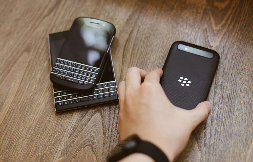 NO.3黑莓全键盘
虽然现在黑莓已经将手机品牌交给TCL负责，但是它曾经是美国总统御用的手机，在手机市场上也是如日中天。而且在全屏幕盛行当下，依旧坚持全键盘手机，坚持使用QWERTY物理键盘。QWERTY物理键盘具有输入正确率高的特点，而且全键盘手机的定位是商务人士。不过最终还是要跟上潮流。
