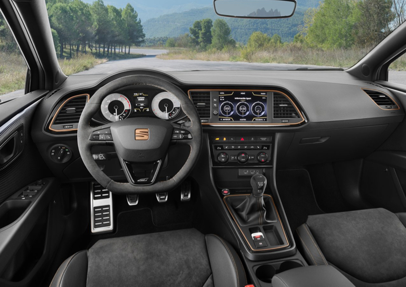 Seat Leon Cupra R全球限定共799台，而这为数不多的车辆中，还分为两个类型。其中300台采用的是熟悉的300 PS 2.0 TSI发动机和6速DSG变速箱，剩下的499台则采用了6速手排。而在车辆内部的控制台上刻有序列号，以此来记录它的独一无二。