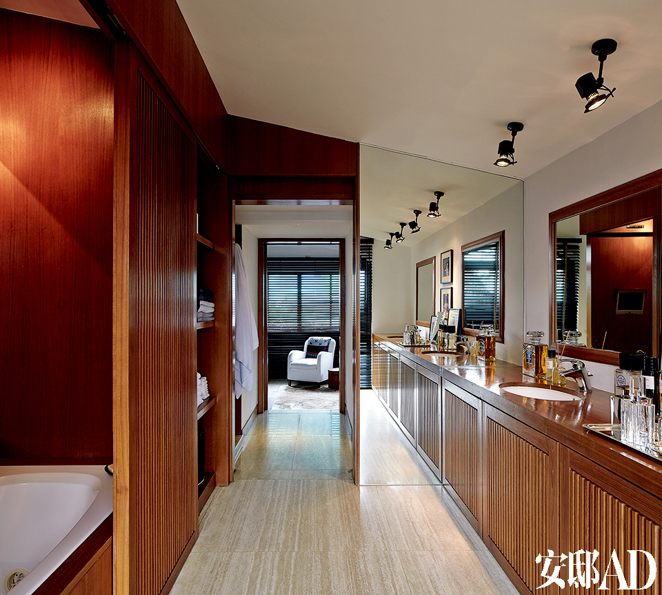 与主卧室连通的浴室和步入式衣帽间，运用了酷似酒店的设计风格。