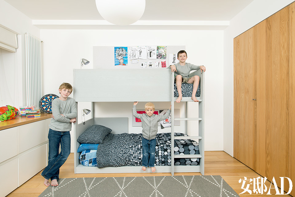 二儿子和小儿子的卧室，设计师心思巧妙地利用高低床和地毯的暖灰色给房间搭好背景色，无论孩子在地上堆满多少颜色绚烂的玩具，这个房间仍将艺术范儿十足。